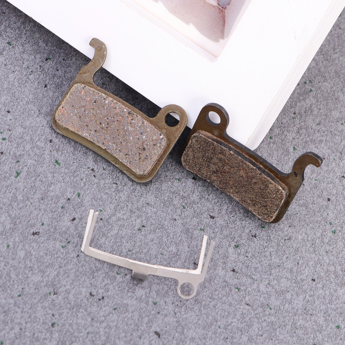Brake Pads Bike - 2 ชุด ผ้าเบรกกึ่งโลหะเรซิน เสียงเบา ทนทานต่อการสึกหรอ ประสิทธิภาพสูง
